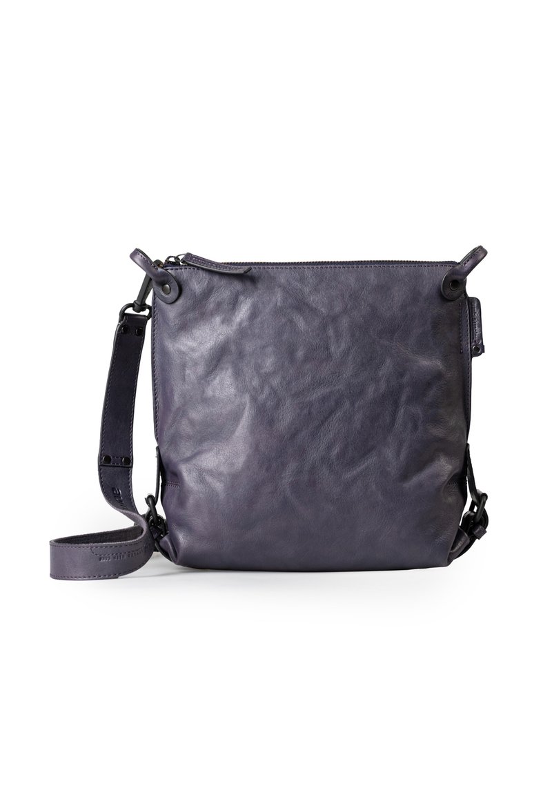 Borsa a tracolla in pelle di un viola scuro con superficie testurizzata, chiusura con zip, tracolla regolabile e dettagli di cucitura rinforzati.