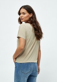 Desires DEAMALIA SHORT SLEEVE DRAPE T-SHIRT. - Základné tričko - cobblestone