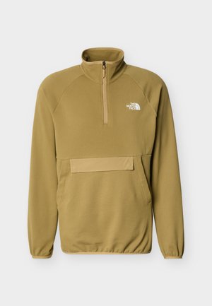 Pull polaire vert olive à fermeture éclair sur le quart supérieur avec col montant, poche avant avec rabat, et logo blanc The North Face sur la poitrine.