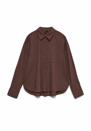 Chemise marron à manches longues avec boutons, poche poitrine unique, col pointu et ourlet légèrement incurvé sur fond blanc.