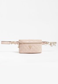 Růžová prošívaná kabelka se zlatými detaily, která má přední zipovou kapsu a dekorativní řetězové ozdoby. Hladký povrch s obdélníkovým tvarem.