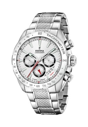 Montre chronographe en acier inoxydable argenté avec un cadran blanc, trois sous-cadrans, une lunette tachymétrique et un bracelet en maille texturée. Accents rouges visibles.