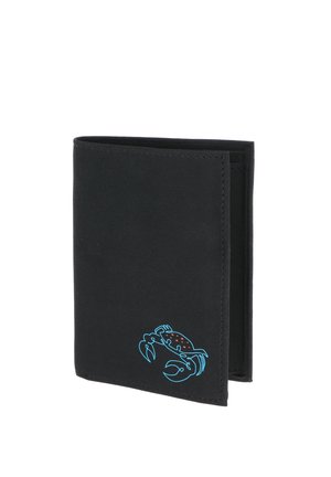 Portefeuille noir pliable avec une illustration d’un crabe bleu et rouge dans le coin inférieur avant, montré partiellement ouvert sur fond blanc.