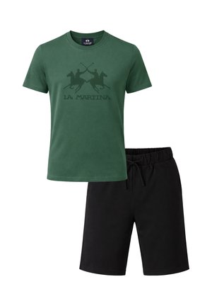T-shirt verde a maniche corte con logo giocatore di polo e scritta "La Martina" abbinata a pantaloncini neri con coulisse fino al ginocchio.