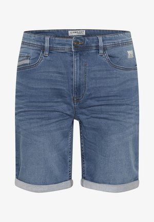 Shorts in denim di un blu medio, con orlo arrotolato, cinque tasche e cuciture gialle a contrasto. L'etichetta indica "11 PROJECT."