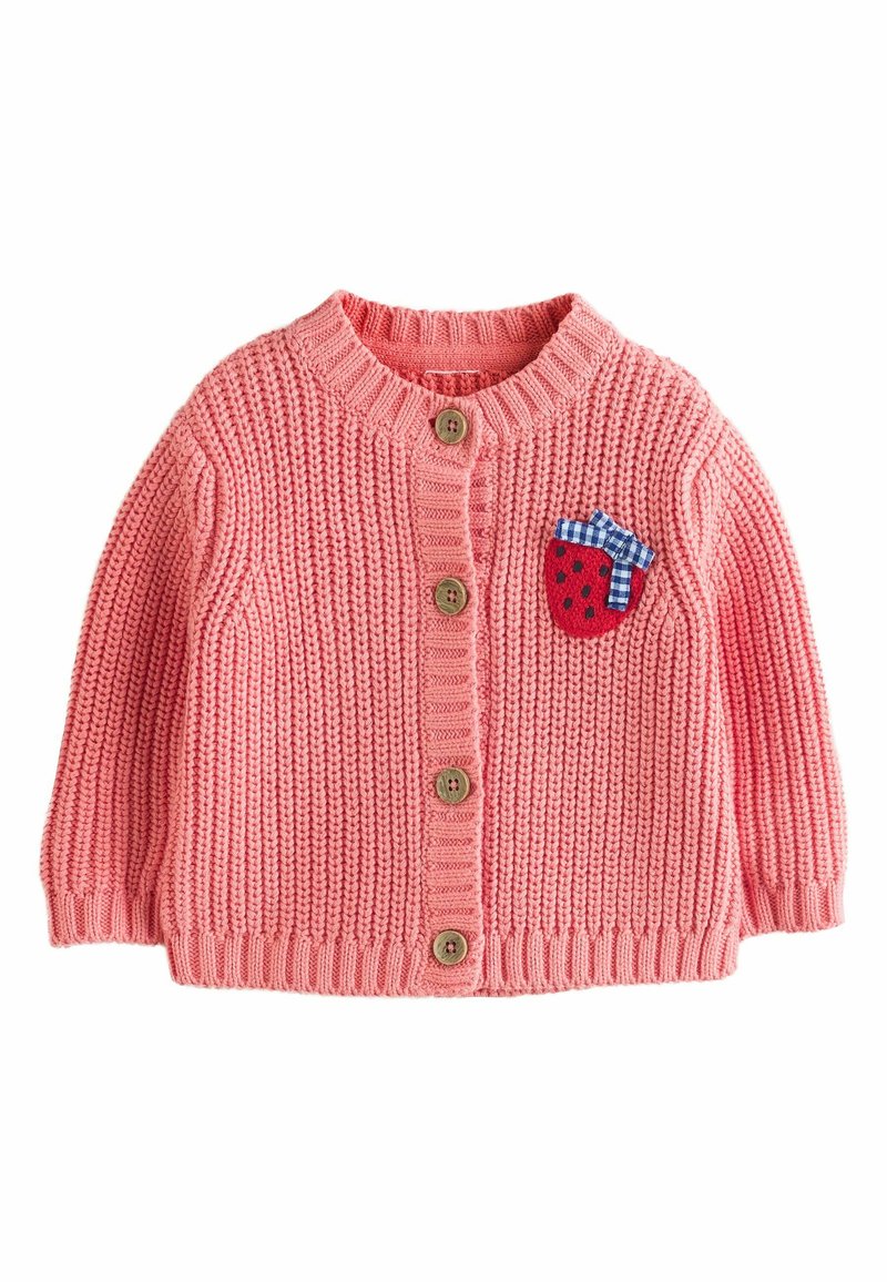 Gaiši rozā adīts kardigans ar apaļu kaklu, priekšā koka pogas un sarkanu zemeņu aplikāciju ar zilu raibu loku detaļu.