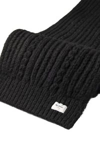 Sciarpa nera lavorata a maglia con motivi a coste e a treccia, con un piccolo etichetta rettangolare bianca con il testo del marchio cucita vicino al bordo.