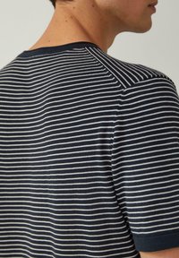 Granatowa i biała w paski koszula z krótkim rękawem, z okrągłym dekoltem i gładką fakturą, w dopasowanym kroju.