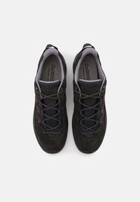 Scarpe da trekking nere con tomaia in suede e mesh misto, lacci grigi, dettagli rosa, suole interne imbottite e suole in gomma durevoli.