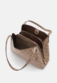 Brun mönstrad handväska med geometrisk design, som har ett dragkedjefack, magnetisk stängning och en logotag. Slät yta och två handtag.