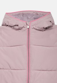 Casaco acolchoado rosa claro com capuz, apresentando um fecho éclair e acabamentos em rosa forte, material exterior suave e textura acolchoada.