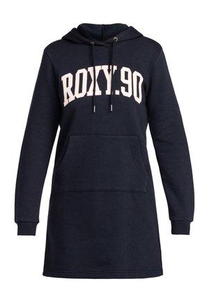 Granatowa sukienka w stylu bluzy z długimi rękawami, przednią kieszenią typu kangur, kapturem z troczkami oraz białym napisem „ROXY.90” na piersi.