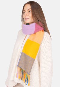 Écharpe multicolore présentant des segments de violet, rose, jaune, orange et gris. Texture douce avec des bords frangés pour une touche de détail supplémentaire.