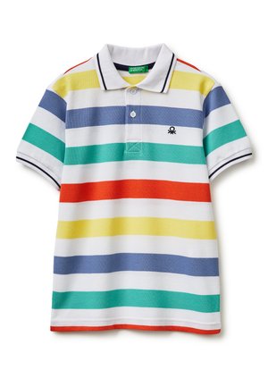 Polo met korte mouwen, witte basis en horizontale strepen in geel, blauw, groen en rood, met een klein zwart logo op de borst.