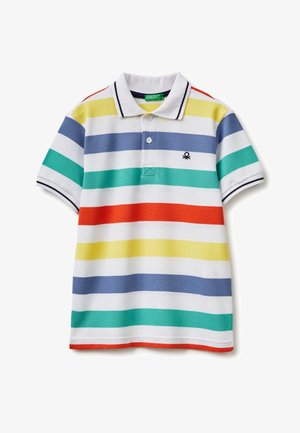 Polo de manga corta con base blanca y rayas horizontales en amarillo, azul, verde y rojo, con un pequeño logo negro en el pecho.
