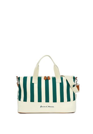 Sac de voyage en toile rayé verticalement vert et blanc avec poignées crème, bandoulière amovible et tirettes de fermeture éclair marron sur fond blanc.
