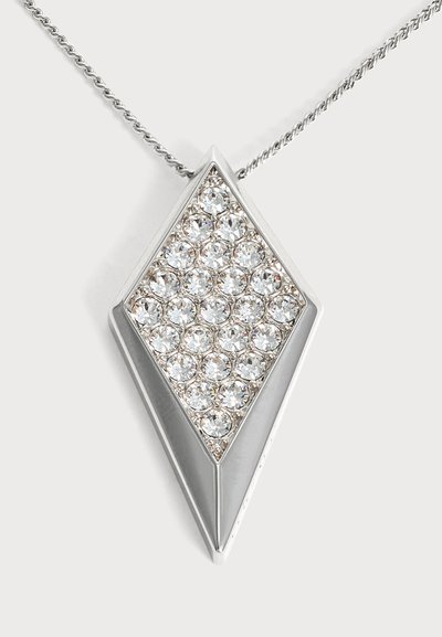 Collier pendentif en argent avec un motif en forme de diamant présentant plusieurs petites pierres précieuses claires sur une chaîne en argent torsadée.
