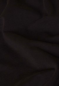 Zwarte stof met een gladde textuur en subtiel ribbelpatroon, die zacht valt met een elegante plooi, geschikt voor kleding of stoffering.