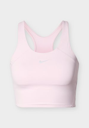 Svetloružová športová podprsenka Nike s dizajnom racerback a malým strieborným logom Nike swoosh na prednej strednej časti.