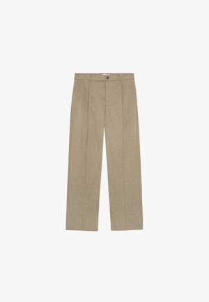 Pantalones beige de pierna ancha hechos de un material texturizado. Presentan un cierre frontal con botón y dos pliegues verticales en la parte delantera.