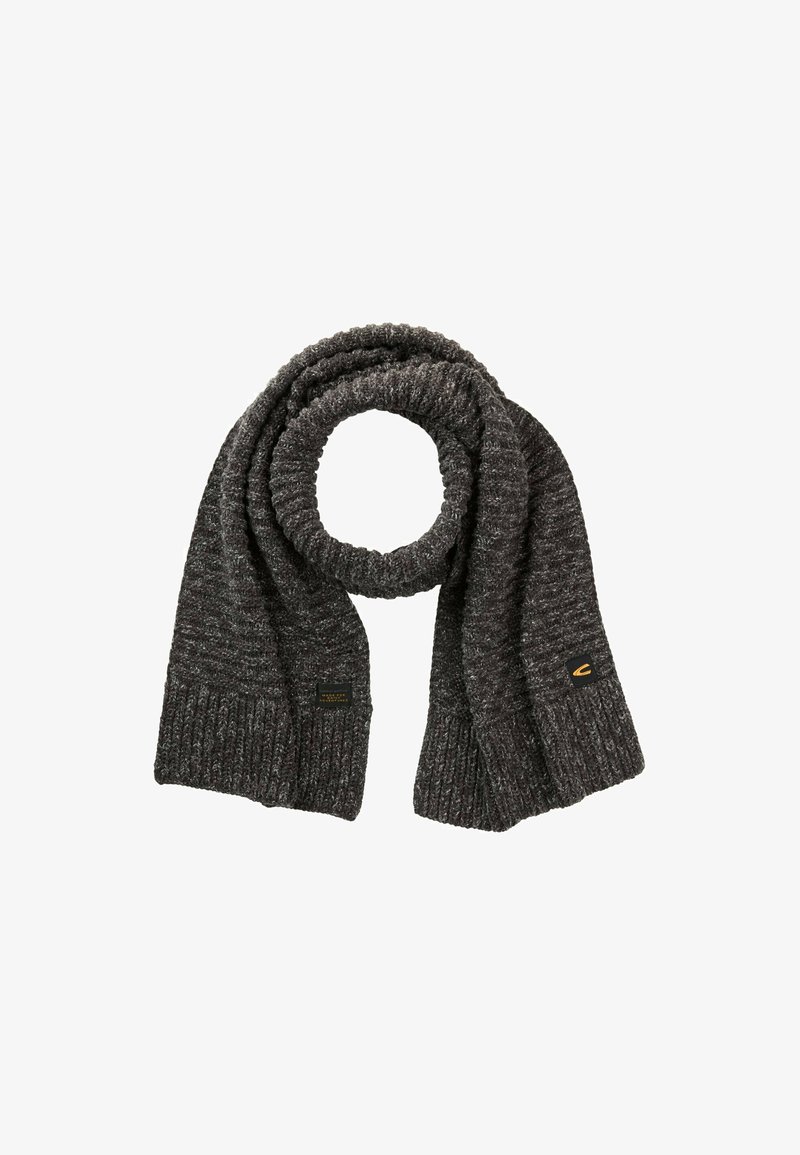 Strikket grå tørklæde med et struktureret mønster, der har ribbede ender og et lille sort label med guld accenter. Blødt, medium tykkelse.