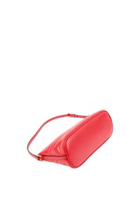 Sac bandoulière en cuir rouge avec sangle réglable et motif matelassé en chevron, présenté vu du dessous et de côté sur fond blanc.