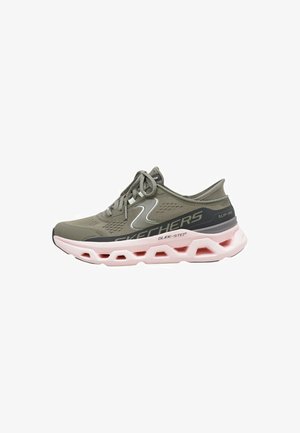 Chaussure de course Skechers en vert olive et rose. Tige en mesh avec lacets, semelle coussinée présentant des découpes pour la flexibilité. Logo de la marque visible.