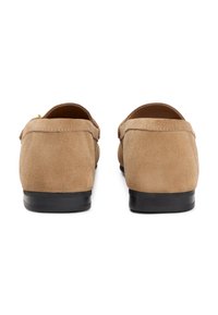 Ταμπά μοκασίνια από σουέτ με ομαλή υφή, χαμηλό μαύρο τακούνι και μινιμαλιστικό σχέδιο. Διαθέτουν ραφές και ένα μικρό χρυσό διακοσμητικό στην πίσω πλευρά.