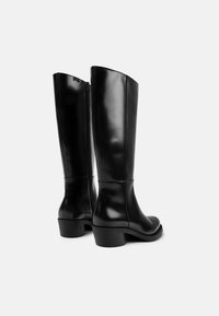 Černé kozačky ke kolenům z lesklé kůže s blokovým podpatkem, vybavené bočním zipem a hladkým, elegantním designem.