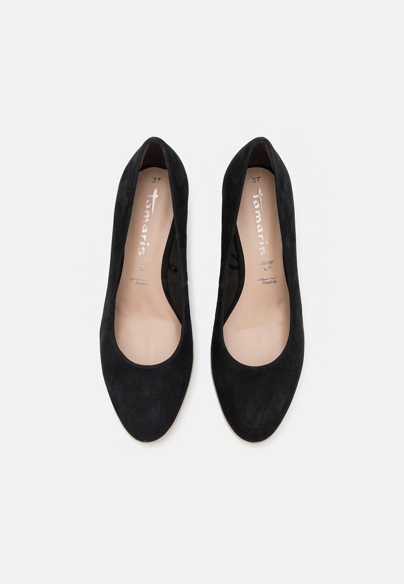 Schwarze Wildleder-Pumps mit runder Zehenpartie und offenen Seiten. Das Innere ist mit einem beigen Futter und dezentem Branding auf der Innensohle ausgestattet. Größe 37.