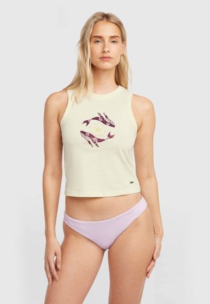 Haut court sans manches jaune clair avec un motif de baleine en bordeaux et jaune. Associé à un bas de bikini côtelé lilas.