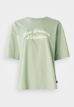 T-shirt en coton vert avec un logo "New Balance Athletics" de couleur crème, courbé sur le devant, à manches courtes et à coupe décontractée.
