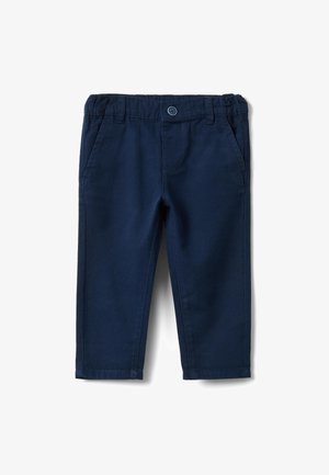 Pantalones para niños pequeños de color azul marino con cinturilla elástica, cierre de botón, trabillas para cinturón y bolsillos delanteros sobre un fondo blanco.