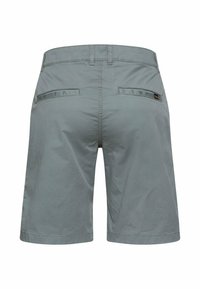 Hellgraue Herren-Shorts, Rückansicht, mit Gürtelschlaufen, zwei Paspeltaschen und einem kleinen schwarzen Logotag an der rechten Tasche.