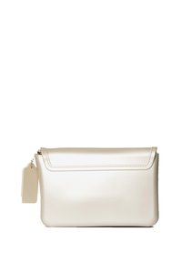 Pochette con zip di colore crema realizzata in materiale liscio e lucido, con chiusura a patta e forma rettangolare. Include un piccolo cartellino per bagaglio.