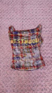 Mitmekesine ruuduline lühike topp, millel on kogutud detailid. Esiküljel on boldsete kollaste tähtedega "WESTWOOD" tekst. Pehme, kerge kangas.