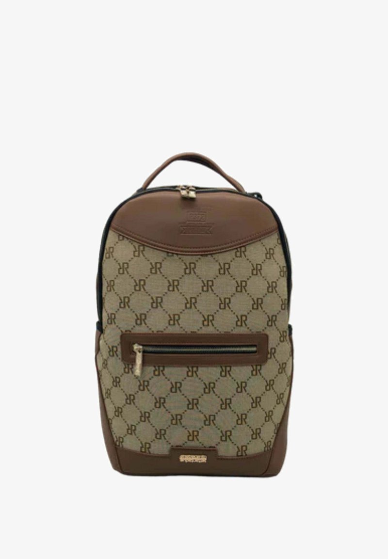 Zaino in pelle marrone con corpo in tessuto beige caratterizzato da un motivo a logo intrecciato. Include una tasca anteriore con zip e un design con parte superiore curva.