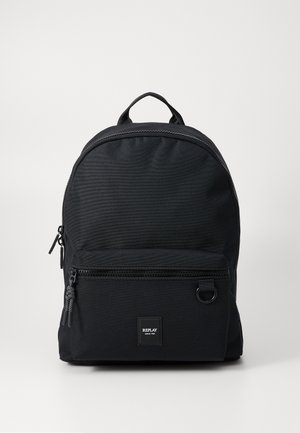 Zwarte nylon rugzak met een ronde vorm. Voorzien van een voorvak met rits, een bovenhandgreep en een logo-label. Getextureerde stof met versterkte naden.