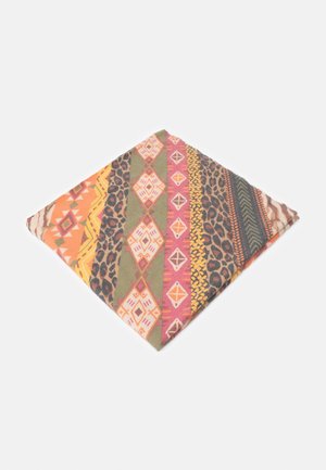 Zachte stoffen sjaal plat gevouwen met kleurrijke tribale, geometrische en dierenprintpatronen in oranje, groen, roze en gele tinten.