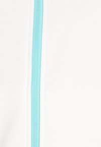 Weißer Stoff mit einem hellblauen Reißverschluss, der vertikal verläuft. Der Stoff hat eine glatte Textur und der Reißverschluss verfügt über einen Standard-Zipper.