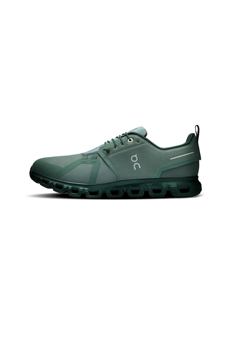 Groene hardloopschoenen met een gestructureerde bovenkant, vetersysteem en een gevoerde zool met gesegmenteerde demping voor flexibiliteit.