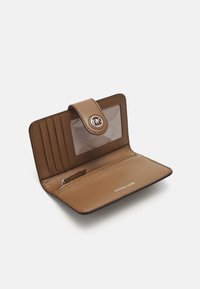 Michael Kors CHARM TAB BIFOLD - Portafoglio - driftwood
