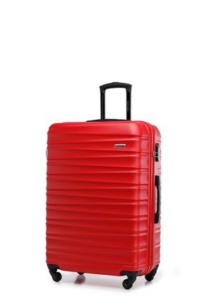 Rode harde koffer met zwarte telescopische handgreep, zijhandvat, vier zwenkwielen en getextureerde horizontale ribbels.