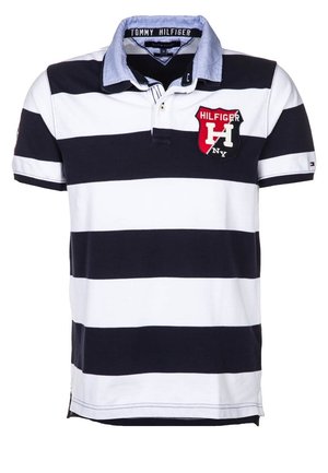 Męska koszulka polo z krótkim rękawem w granatowo-białe poziome paski, jasnoniebieskim kołnierzykiem oraz naszywką z logo Hilfiger w kolorach czerwonym, białym i czarnym na piersi.