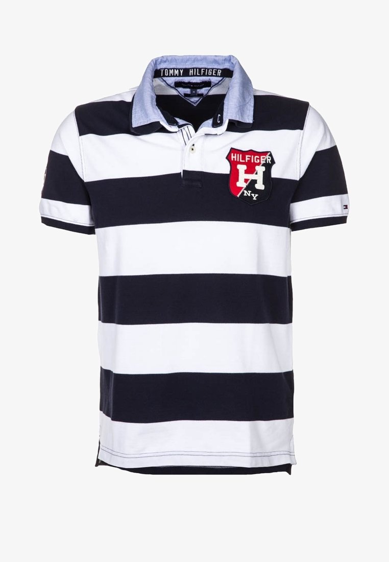 Polo à manches courtes pour homme avec rayures horizontales bleu marine et blanches, col bleu clair, et patch logo Hilfiger rouge, blanc et noir sur la poitrine.