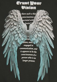 Zwart shirt met grote, gedetailleerde engelenvleugels in grijze en turquoise tinten. Tekst boven en onder de vleugels gaat over bewustzijn en visie.