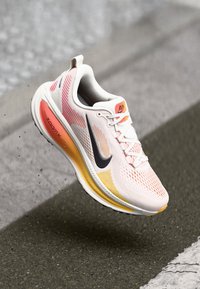 Nike Performance VOMERO 18 - Chaussures de running sur route - white/black/bright crimson/laser orange/light crimson