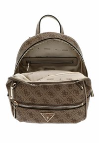 Sac à dos marron avec motif logo, compartiments à double fermeture éclair et poche intérieure. Texture lisse, quincaillerie dorée et accents en cuir.