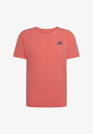 Camiseta atlética coral de manga corta con pequeño patrón de puntos y logo Adidas en gris oscuro en el pecho izquierdo.