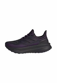 Chaussure de course violette avec une tige en synthétique, dotée de trois bandes latérales, d'un embout texturé et d'une épaisse semelle noire rembourrée.